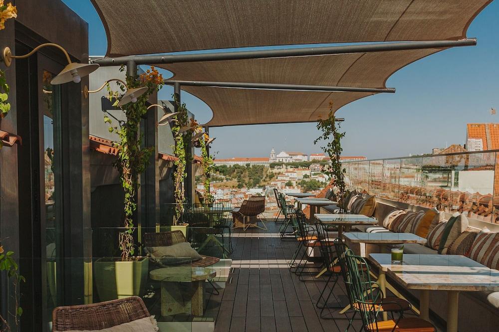 The Lumiares Hotel & Spa - Small Luxury Hotels Of The World Lisboa Екстериор снимка The rooftop bar at the Hotel Sir Adam