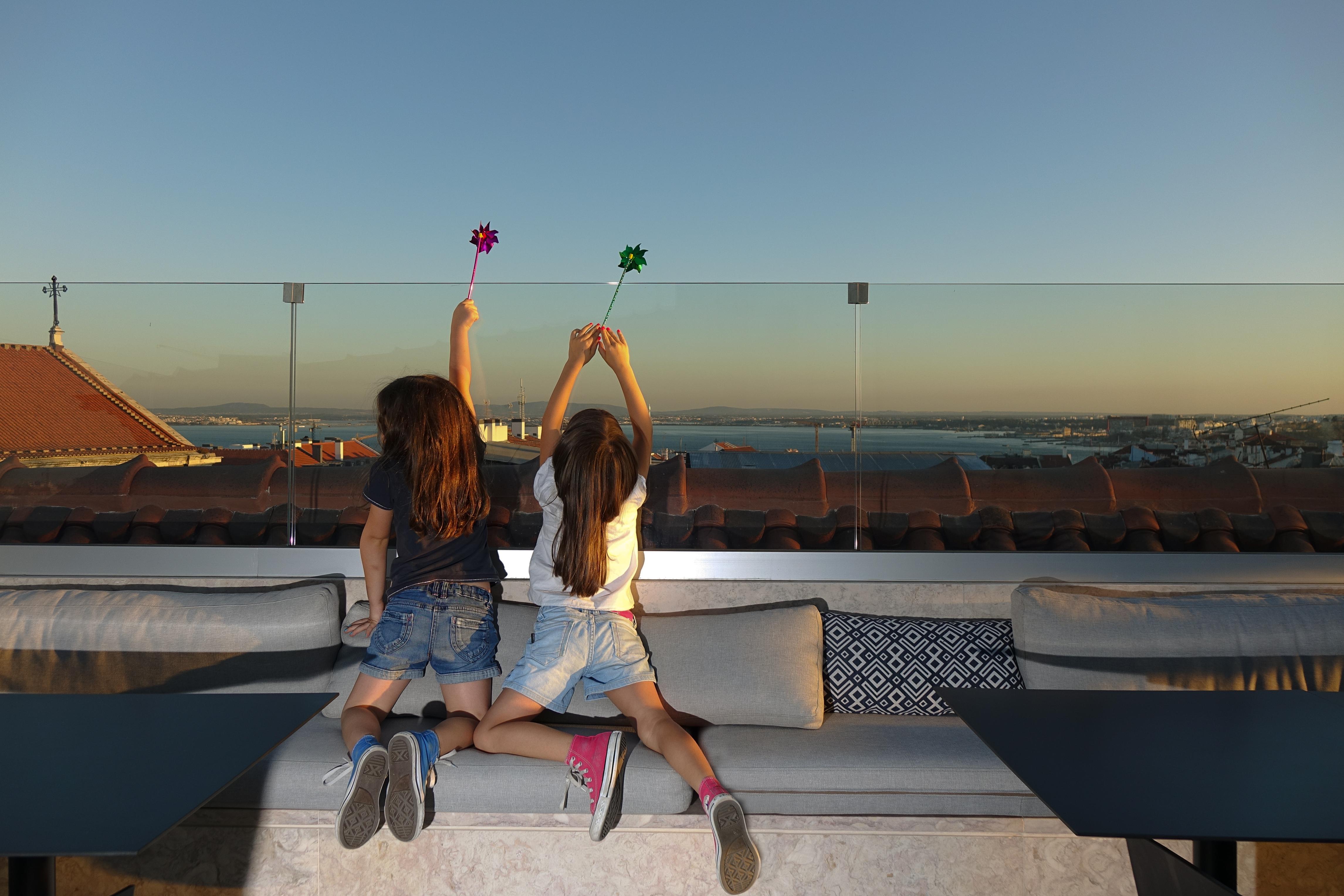The Lumiares Hotel & Spa - Small Luxury Hotels Of The World Lisboa Екстериор снимка Two girls playing with the yo-yo